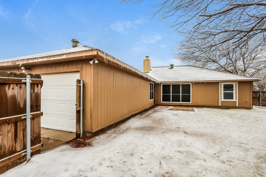 Building Photo - 1365 Roan Dr