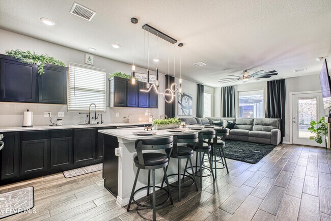 Building Photo - 1621 Sam Dominguez St