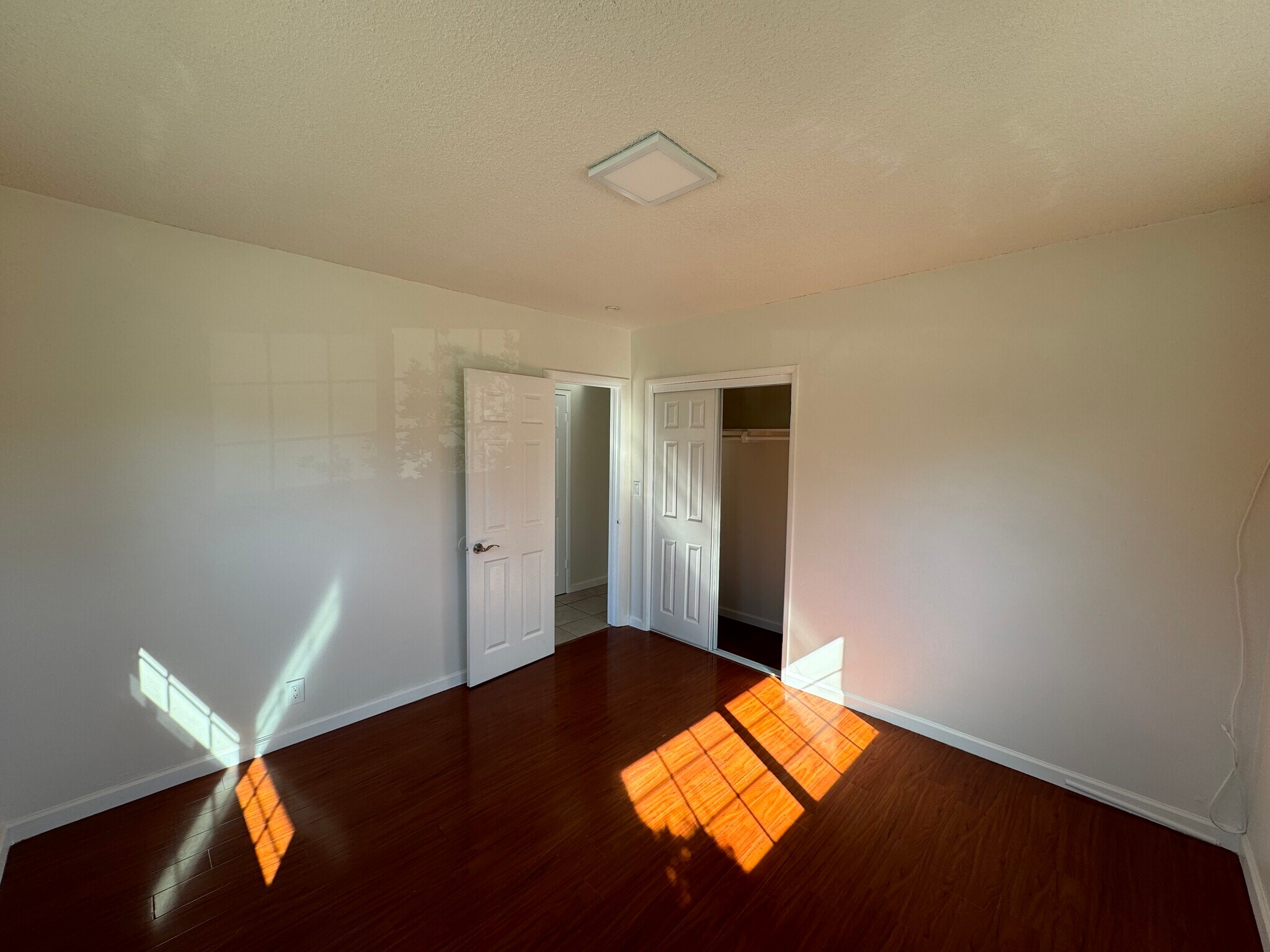 Building Photo - 831 W Walnut Ave