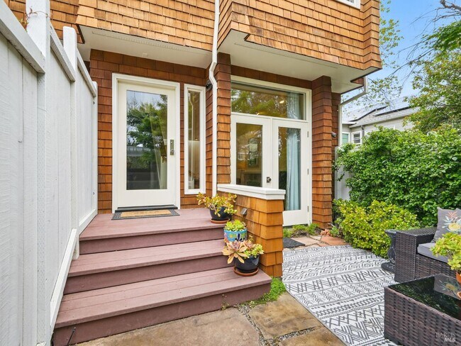 Building Photo - 76 Ross Ave