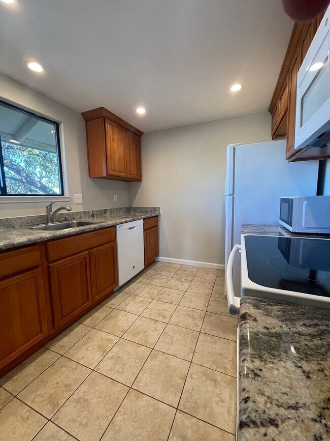 Building Photo - Beautiful Condo in Gated Community