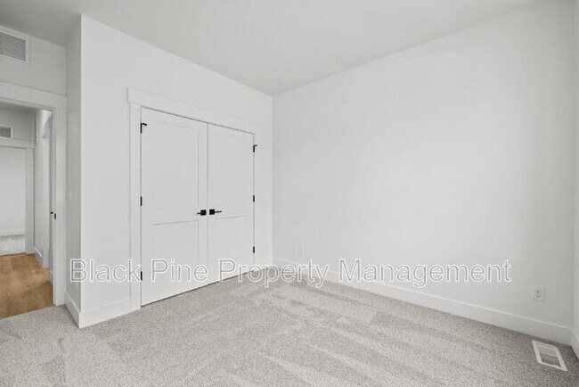 Building Photo - 4642 N Maple Grove Rd