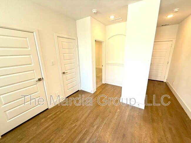 Building Photo - 4916 Broadway Dr.