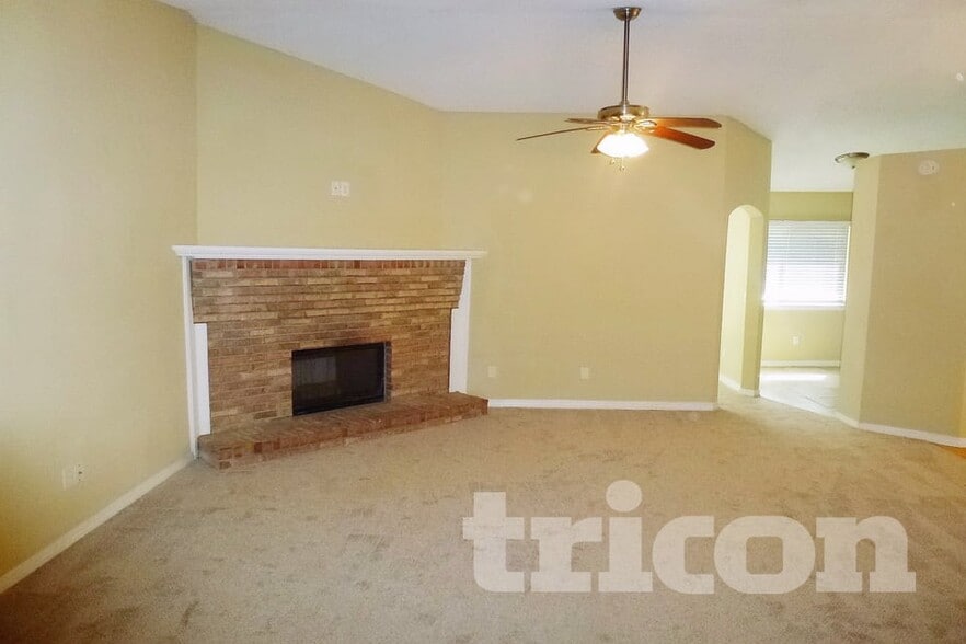 Building Photo - 3728 Mandarin Woods Dr N