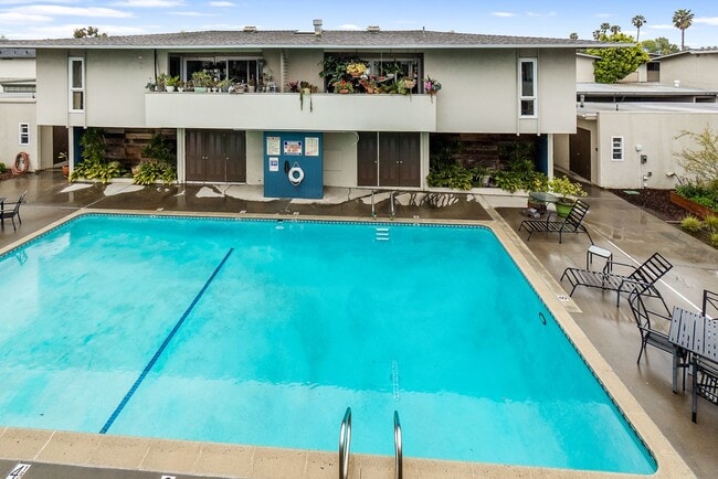 Building Photo - Unbeatable Location! Bright 1 Bed, 1 Bath ...