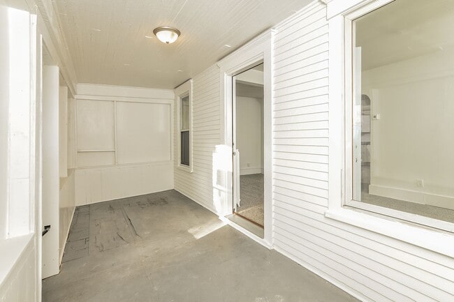 Building Photo - Newly Renovated Single Family Home - GREAT...