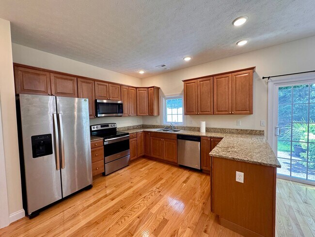 Building Photo - Townhouse for Rent in Spring Oaks!