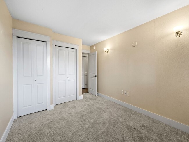 Building Photo - Prime Old Town Location | 2 Bed, 1 Bath Condo