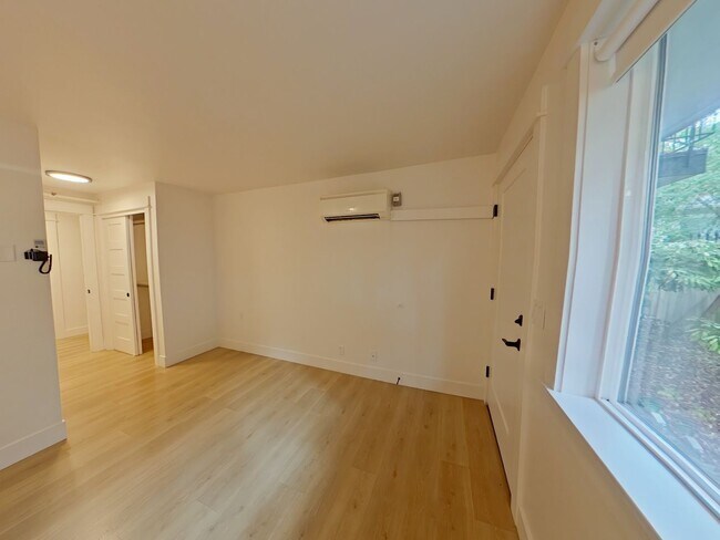 Building Photo - 685-695 East 16th Alley