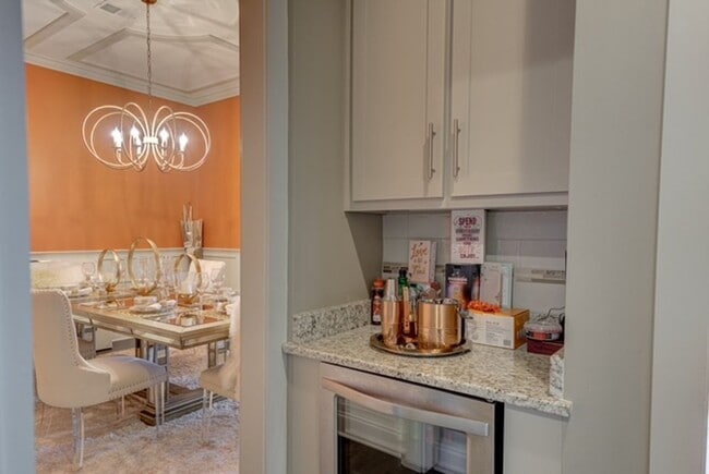 Building Photo - Winslow Cove Furnished Executive Estate with Pool