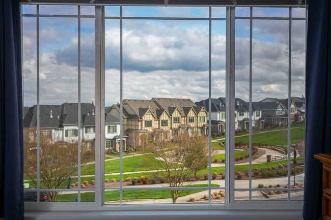 Building Photo - North Villebois - 3-bedroom, 3.5-bathroom townhouse