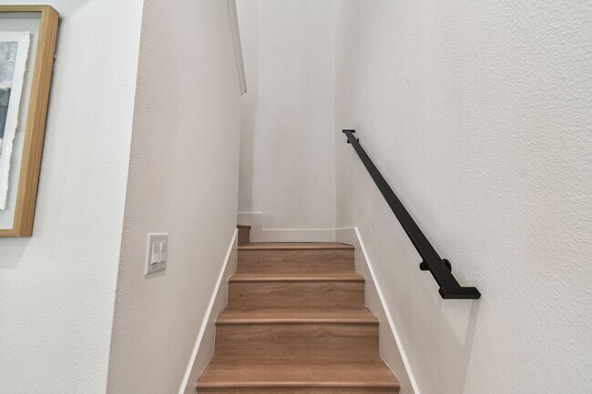 Building Photo - A charming coastal townhouse, just minutes from downtown St. Pete!