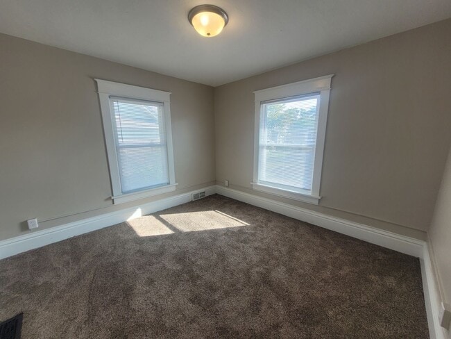 Building Photo - 6 Bedroom Home with large yard, washer/dry...