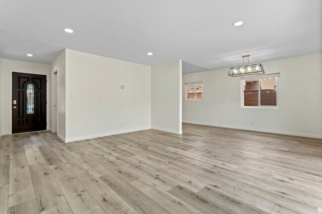 Building Photo - Beautiful Updated Santa Clarita Home | Large Backyard | Attached 2-Car Garage