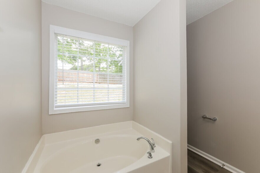 Building Photo - 505 Sarah's Ln