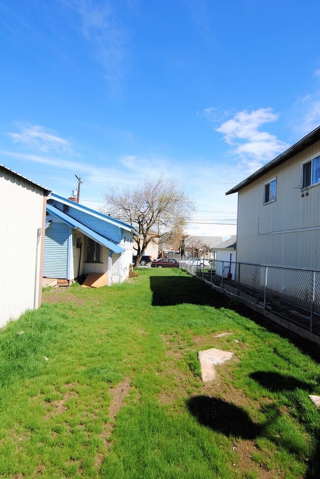 Building Photo - Rare 1 Bedroom House for Rent!