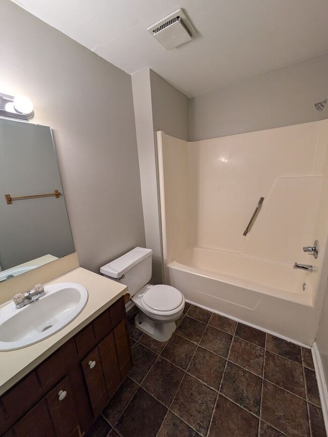 Building Photo - 2BD/1.5BA Unit in Hickory