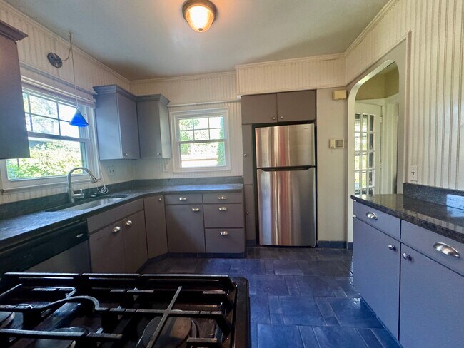 Building Photo - 3403 Dellwood Rd