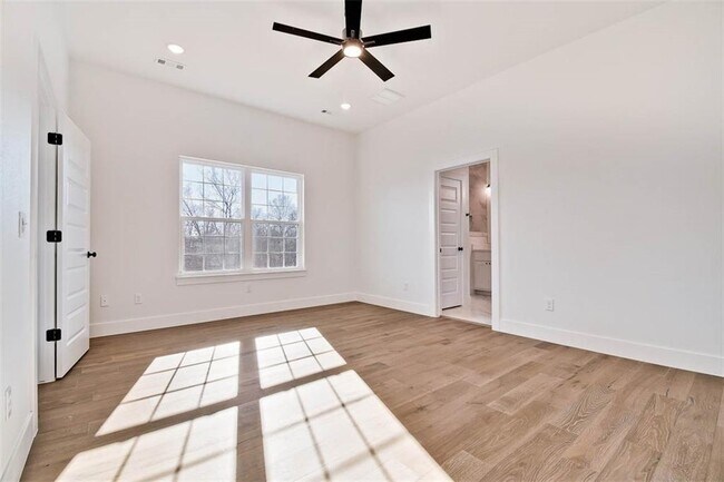 Building Photo - 20 S Kirby Dr