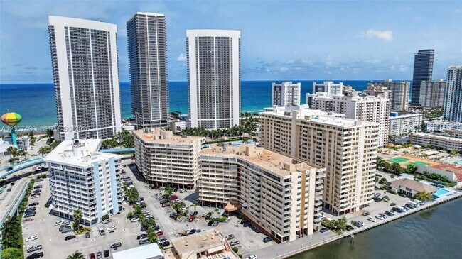 Building Photo - 1817 S Ocean Dr