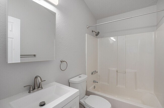 Building Photo - Upper-Level Duplex | $1,850/mo | All Utili...