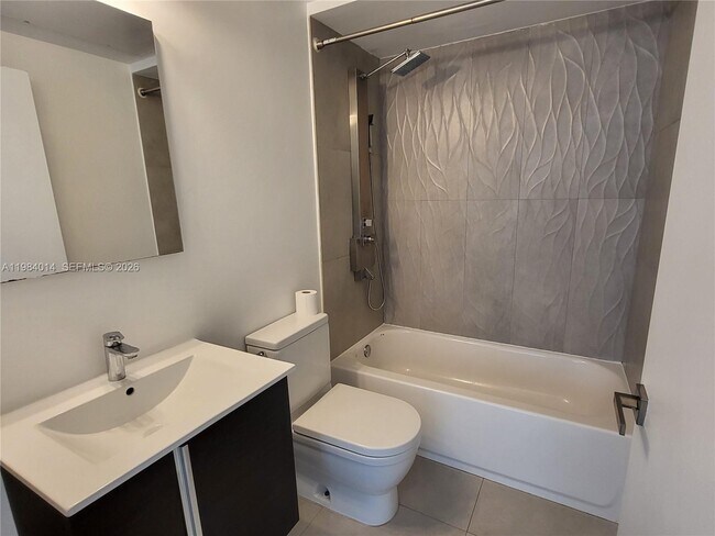 Building Photo - 557 Michigan Ave