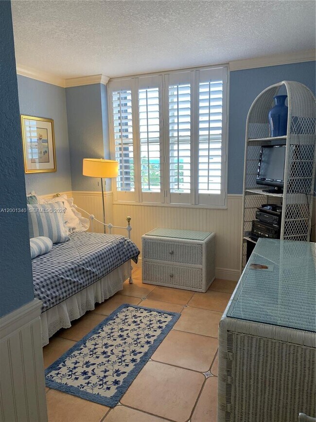 Building Photo - 2555 Collins Ave