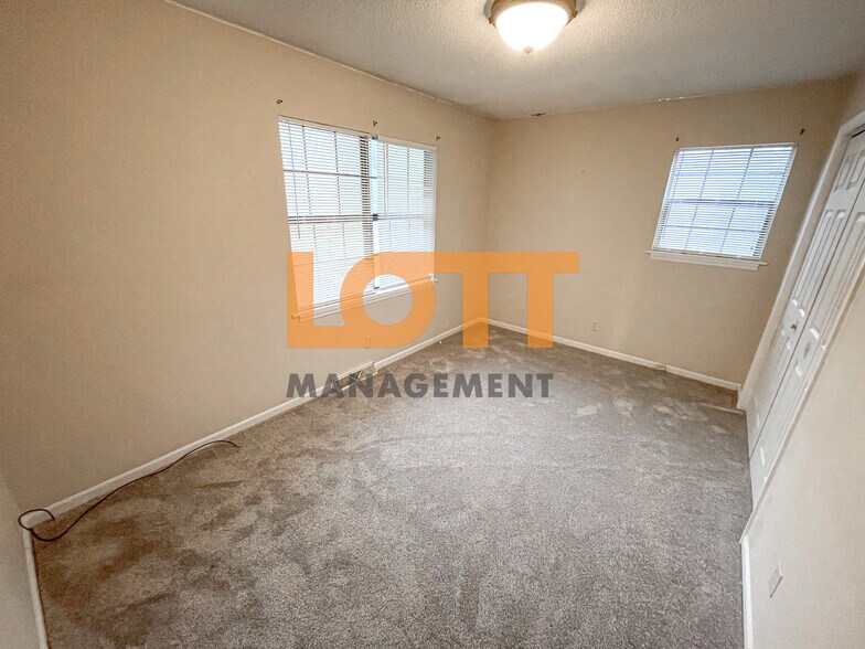 Building Photo - 31 Saint Mark Rd