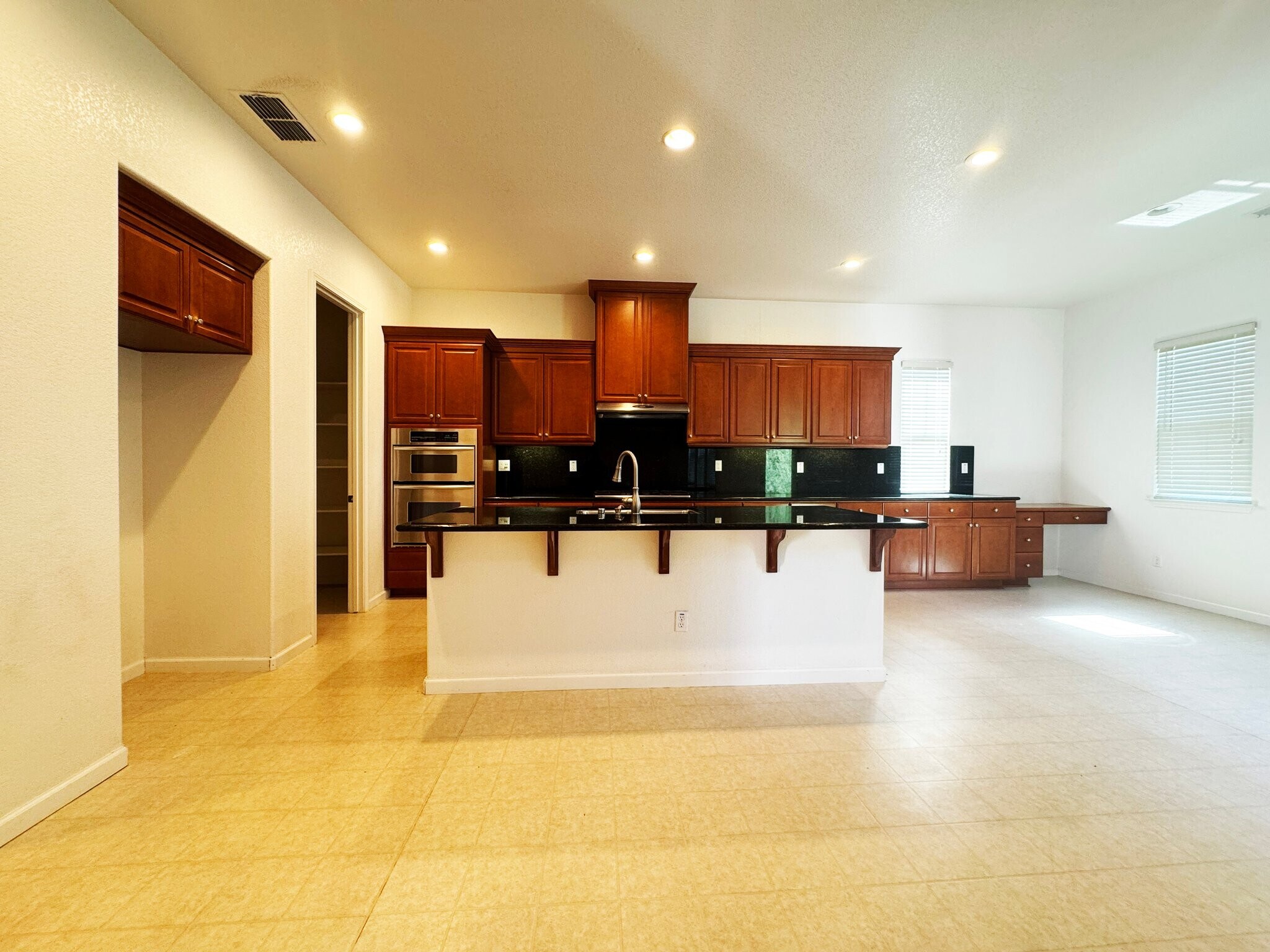 Building Photo - 620 W Privado Way