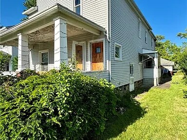 Building Photo - 647 Spruce Ave