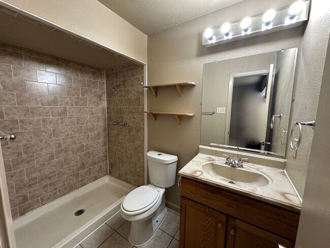Building Photo - Charming Home With Large Back Yard!