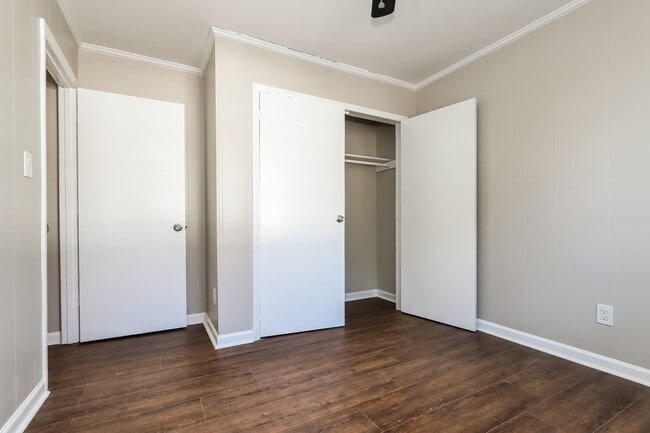 Building Photo - 638 S Elm St