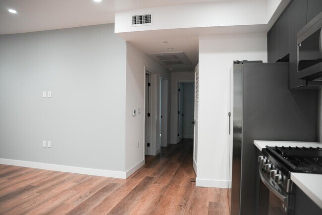 Building Photo - 8940 Reseda Blvd