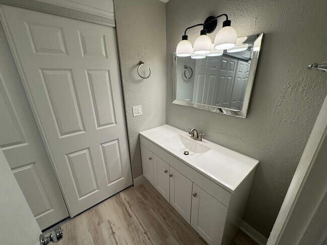 Building Photo - Studio Condo in the heart of Capitol Hill