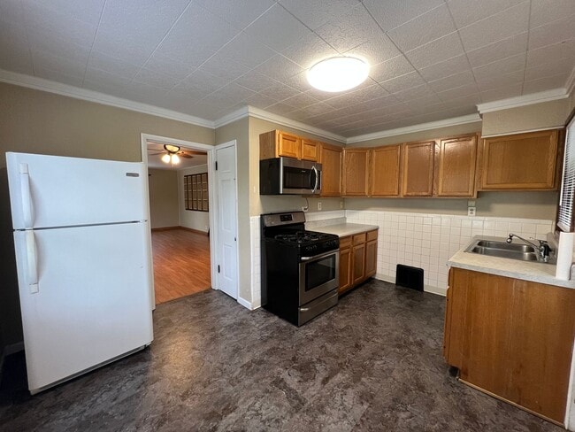 Building Photo - Available Mid-May 4 Bedroom / 1.5 Bathroom for Rent