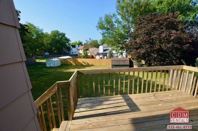Building Photo - Wonderful West Des Moines Home