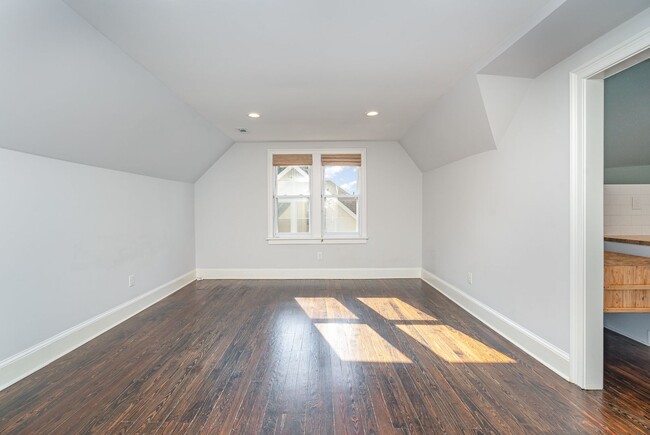 Building Photo - Charming Renovated East Nashville Home wit...