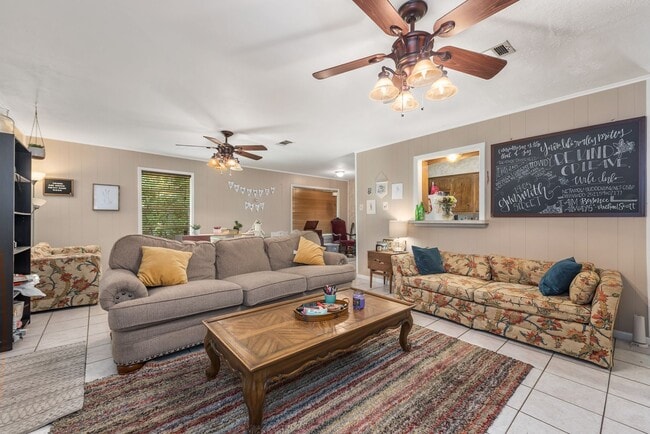 Building Photo - August 2026 Pre-Lease! Beautiful 3 Bed, 2 Bath House with Covered Patio!