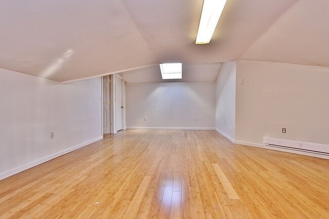 Building Photo - Large 4 bedroom, 2 bath home for rent in R...
