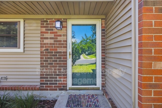 Building Photo - 3352 Featherston Dr