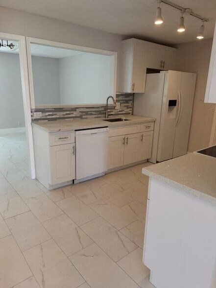 Building Photo - 9448 Saddlebrook Dr