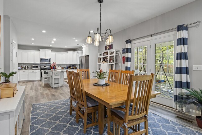 Building Photo - Spacious Home with Screened Porch & Community Kayak Launch