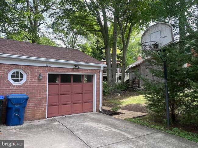Building Photo - 6803 Dante Ct