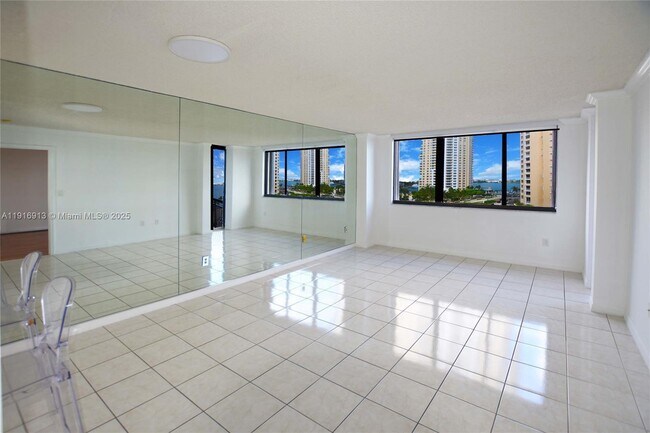 Building Photo - 540 Brickell Key Dr