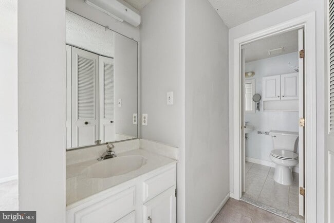 Building Photo - 1581 Woodcrest Dr