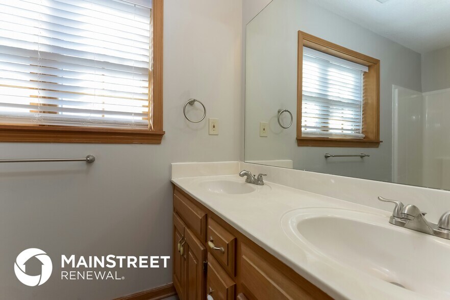 Building Photo - 5620 Meadow View Dr