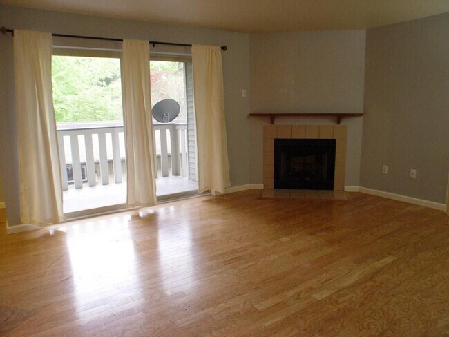 Building Photo - Updated 2BR Condo w/ 2 Covered Parking – Kenmore