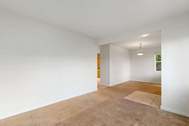 Building Photo - Enjoy this immaculate home in a park-like setting showcasing the beauty of the Issaquah Highland ...