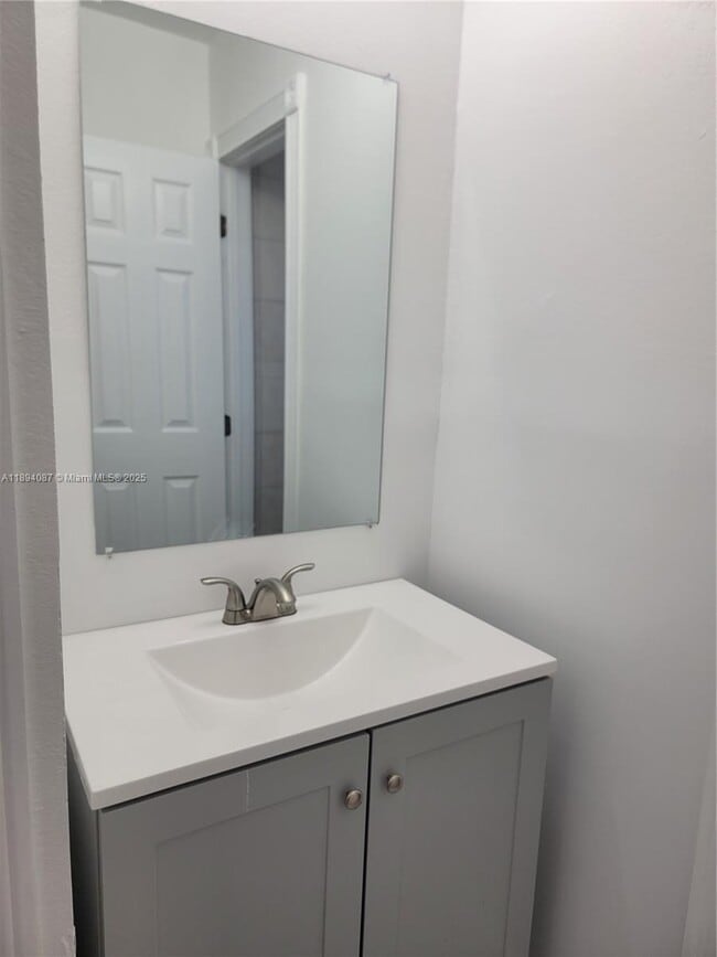 Building Photo - 1975 NE 135th St