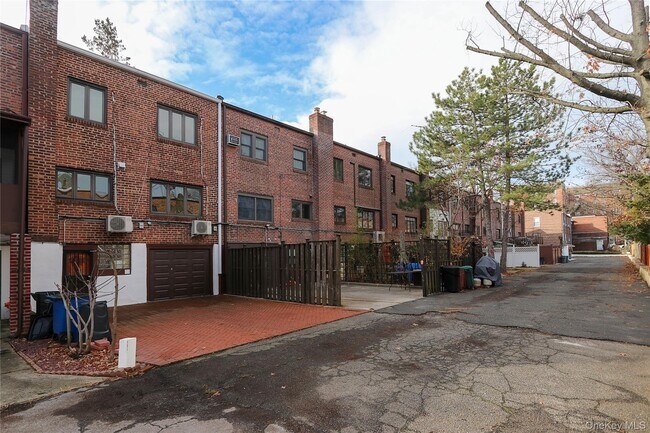 Building Photo - 67-47 Kessel St